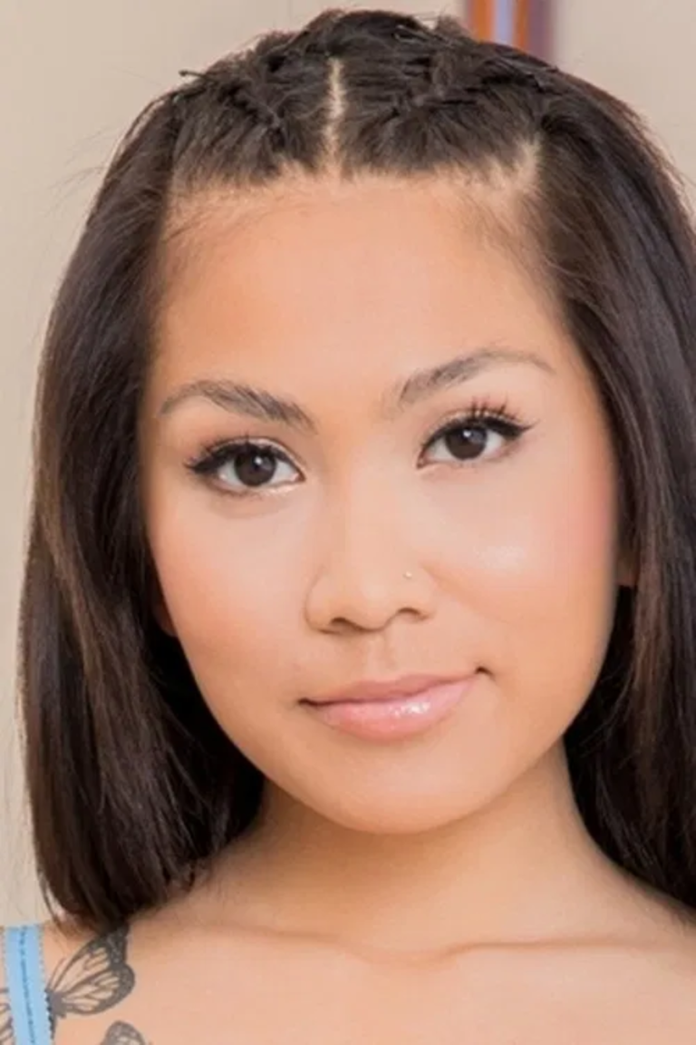 Yumi Sin Age , Career, Family, Net Worth, Height Bio 2025.